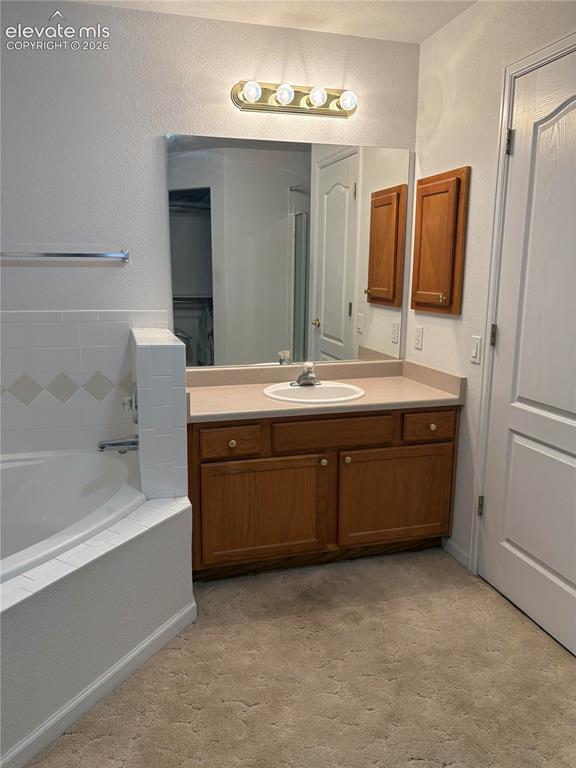 Image 9 of 14: Bathroom