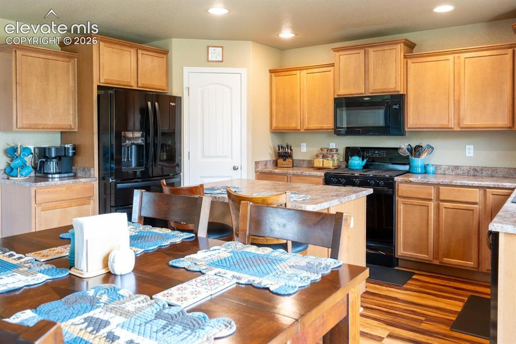 Image 10 of 32: Kitchen
