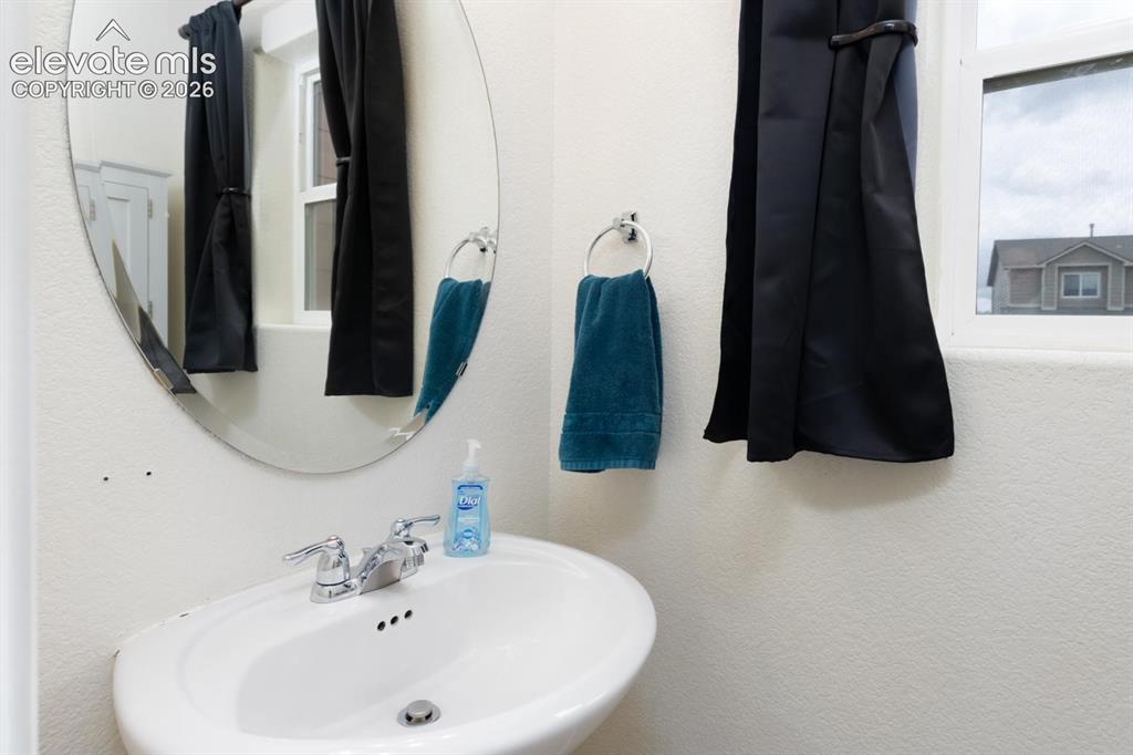 Image 11 of 32: Bathroom