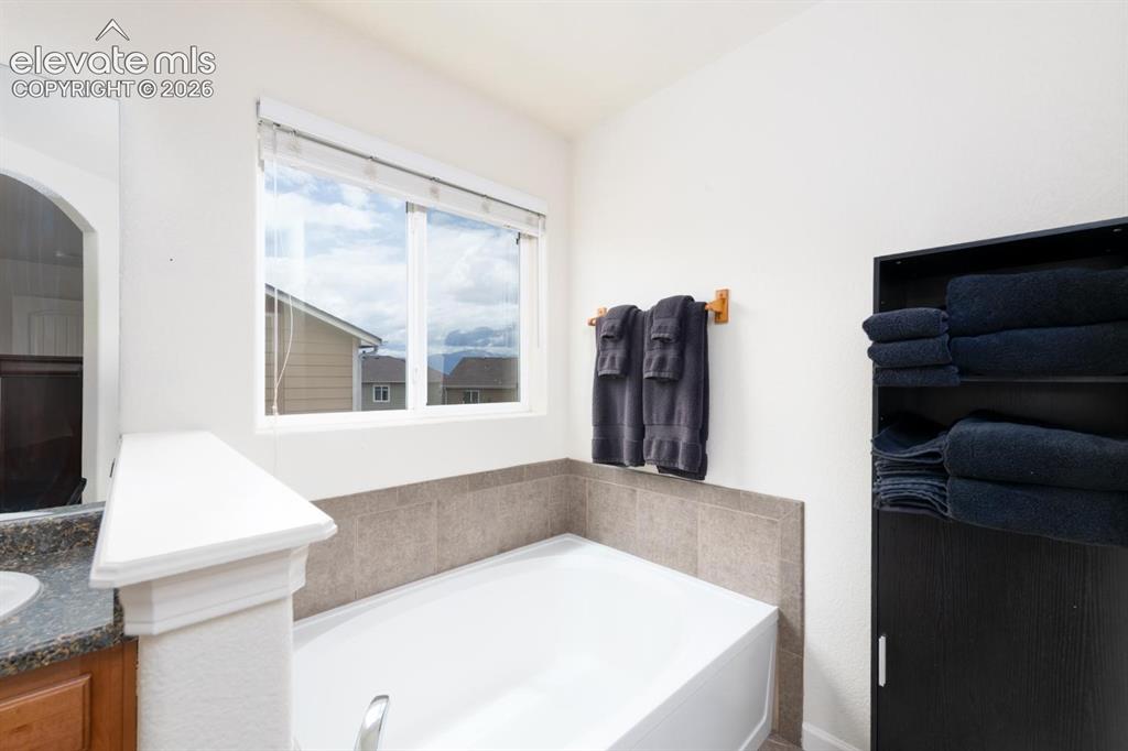 Image 16 of 32: Bathroom