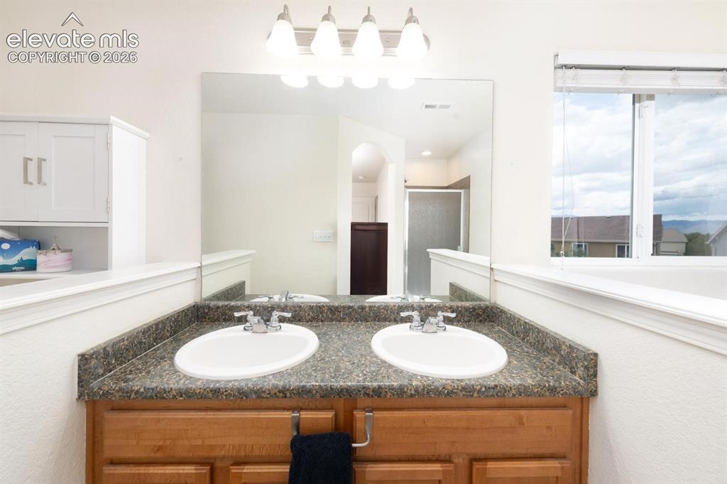 Image 17 of 32: Bathroom