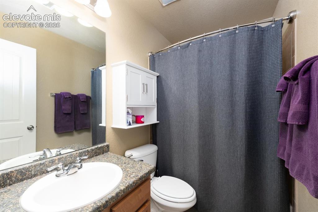 Image 23 of 32: Bathroom