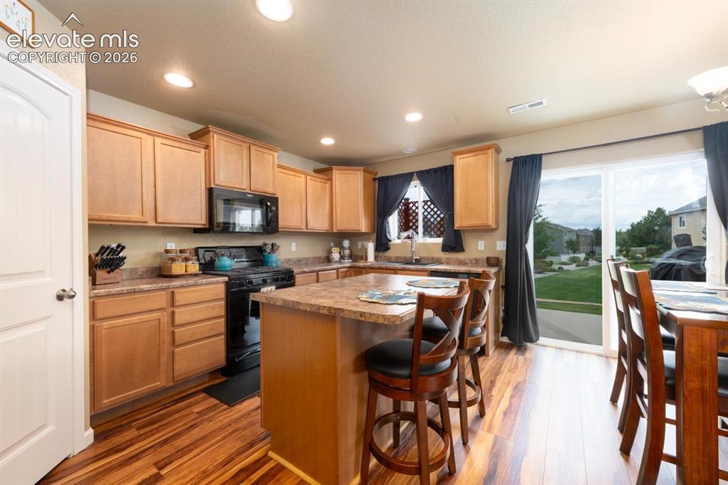Image 7 of 32: Kitchen