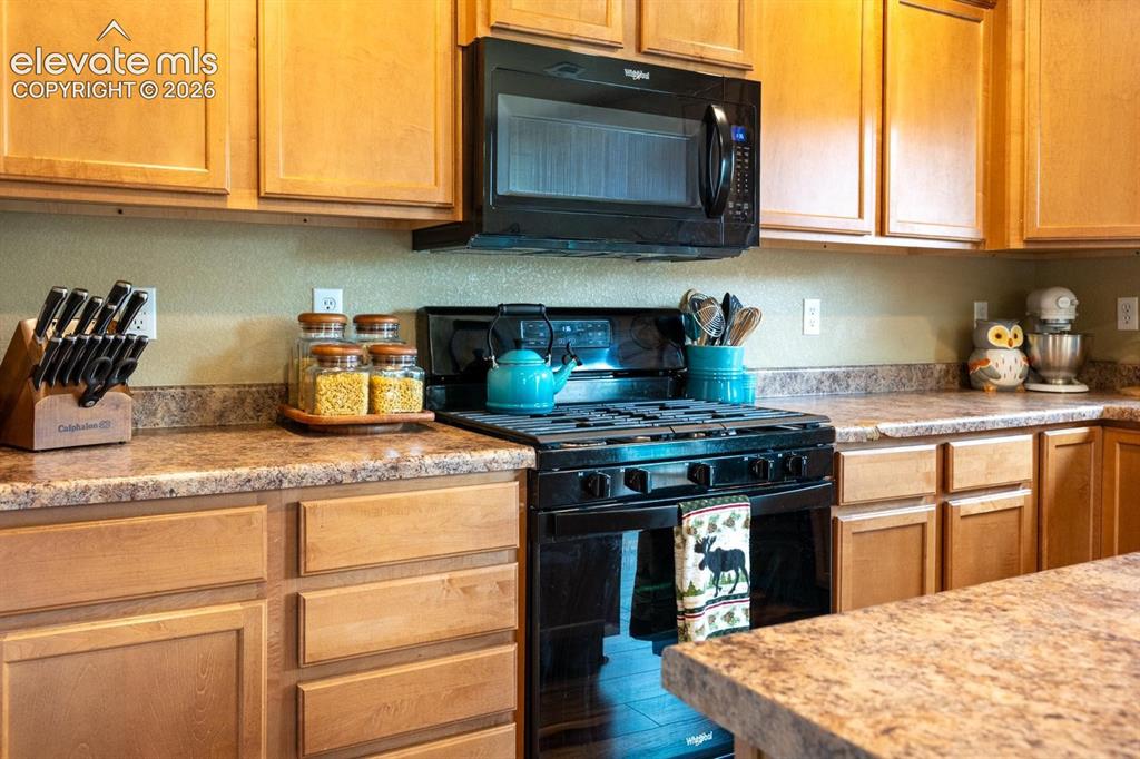 Image 8 of 32: Kitchen