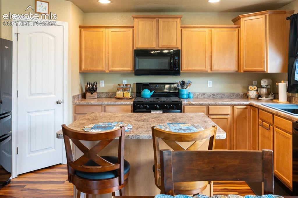 Image 9 of 32: Kitchen