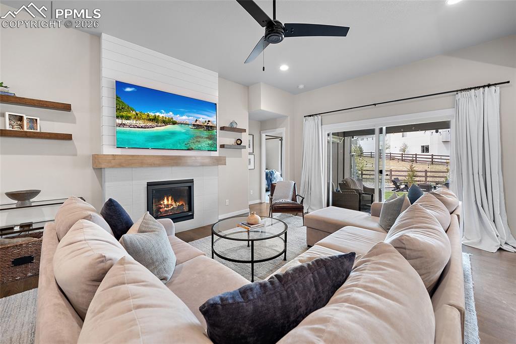 Image 13 of 50: Living Room