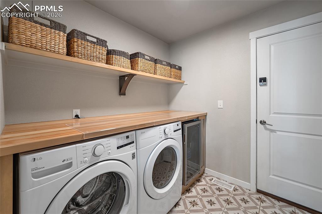 Image 17 of 50: Laundry