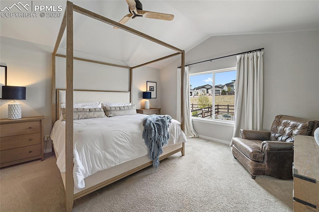 Image 19 of 50: Bedroom