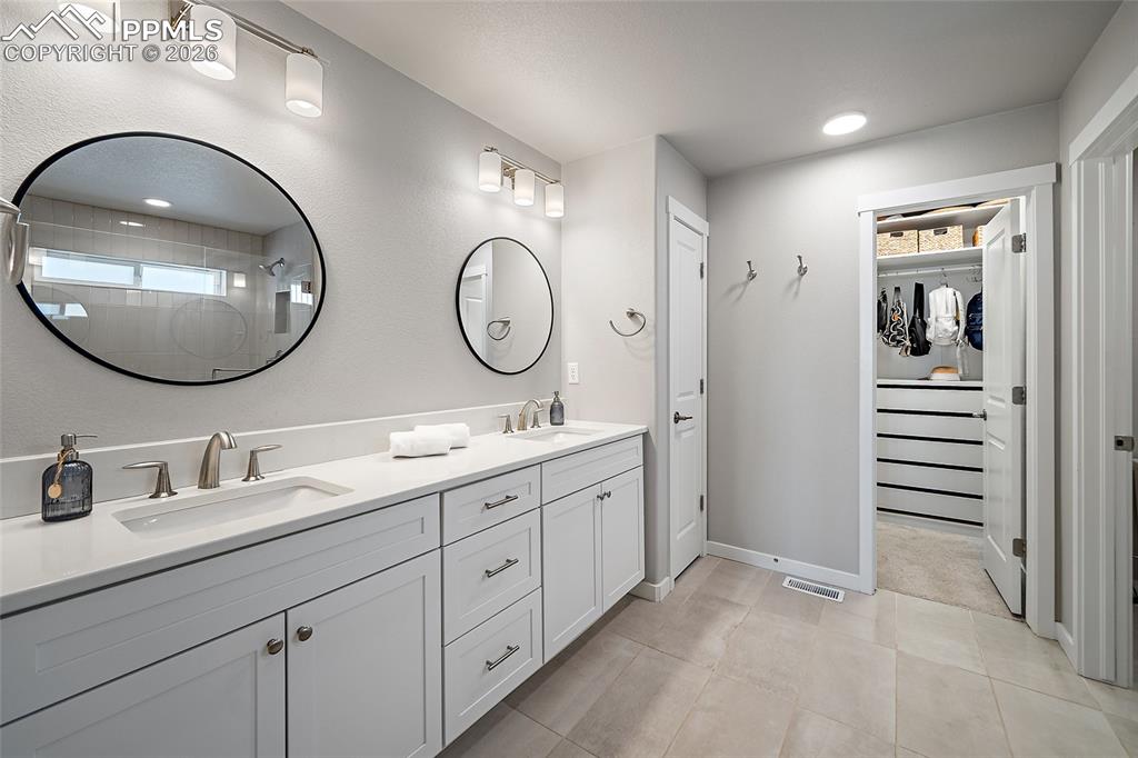 Image 20 of 50: Bathroom