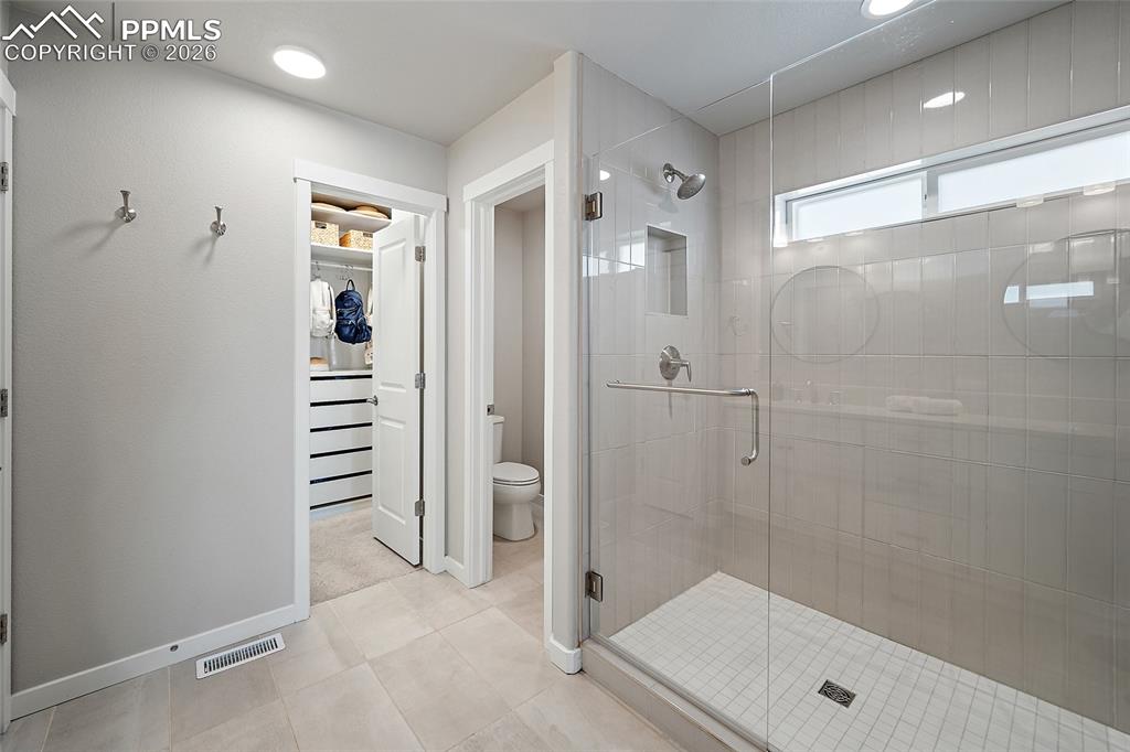 Image 21 of 50: Bathroom