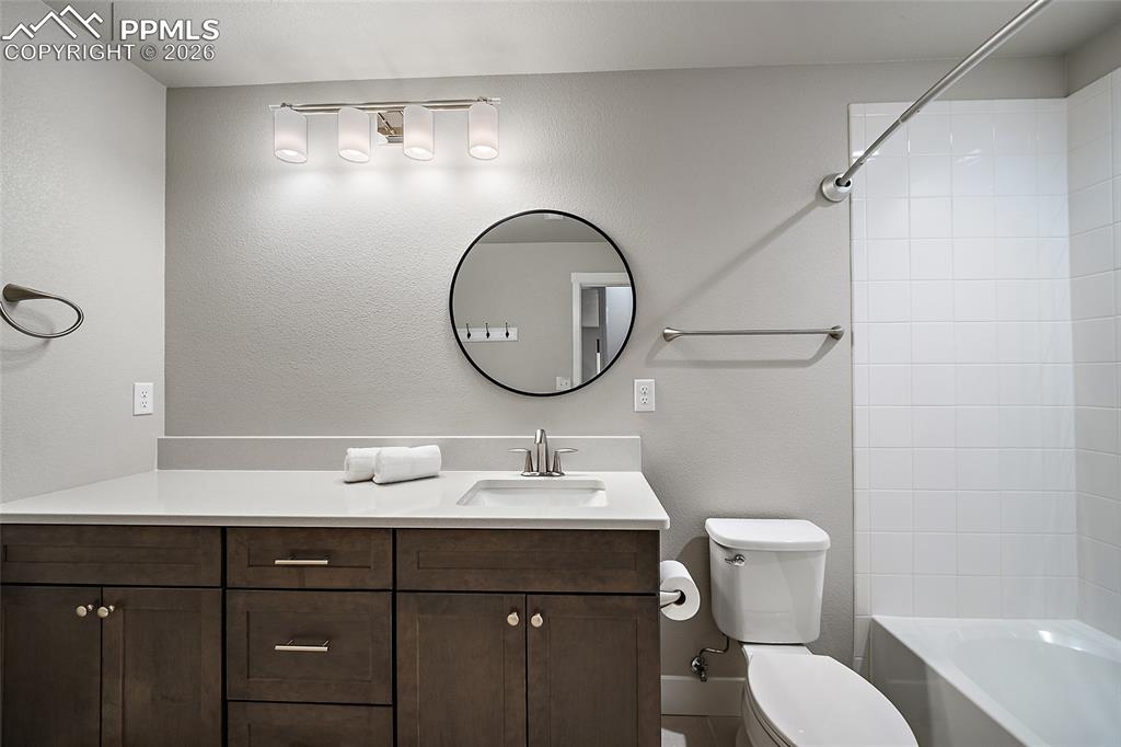 Image 24 of 50: Bathroom