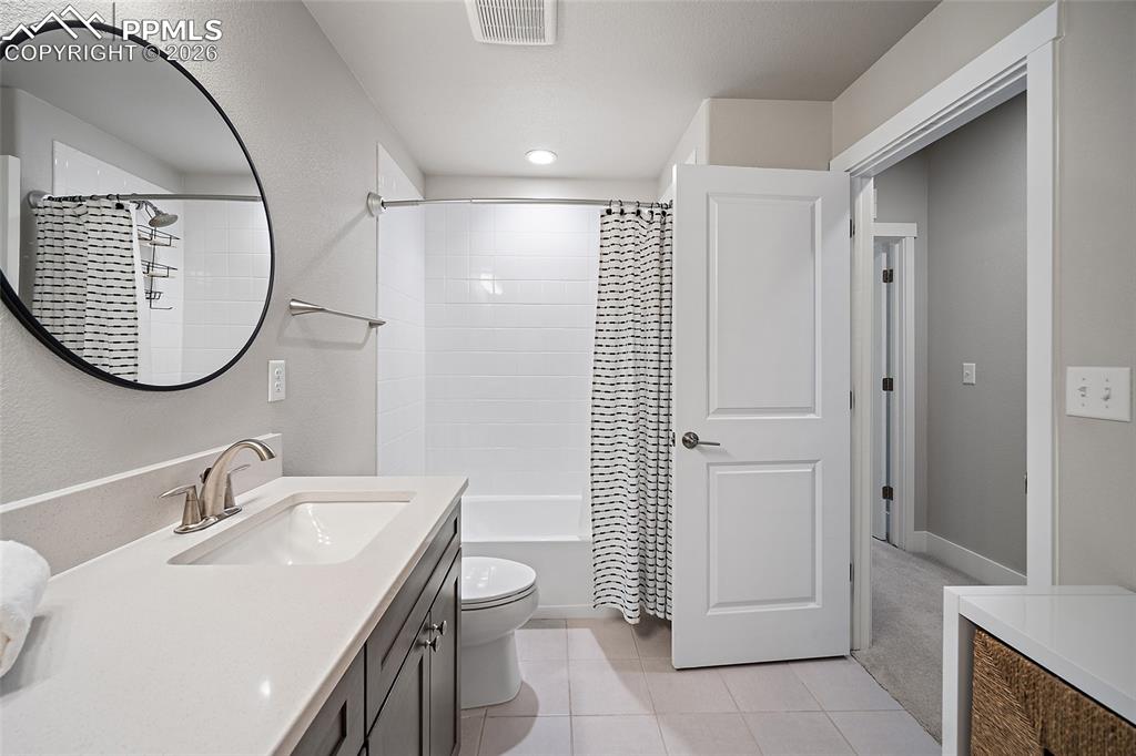 Image 25 of 50: Bathroom