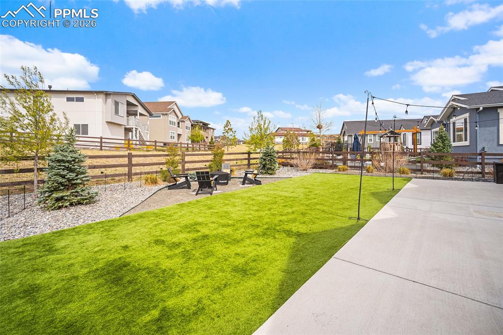 Image 37 of 50: Yard