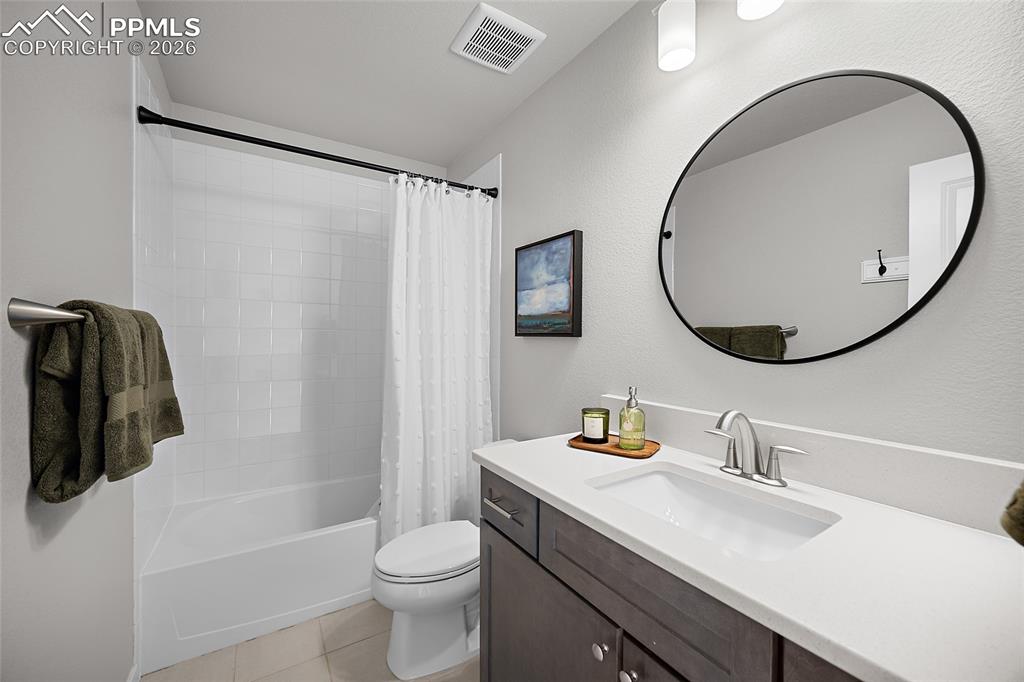 Image 5 of 50: Bathroom