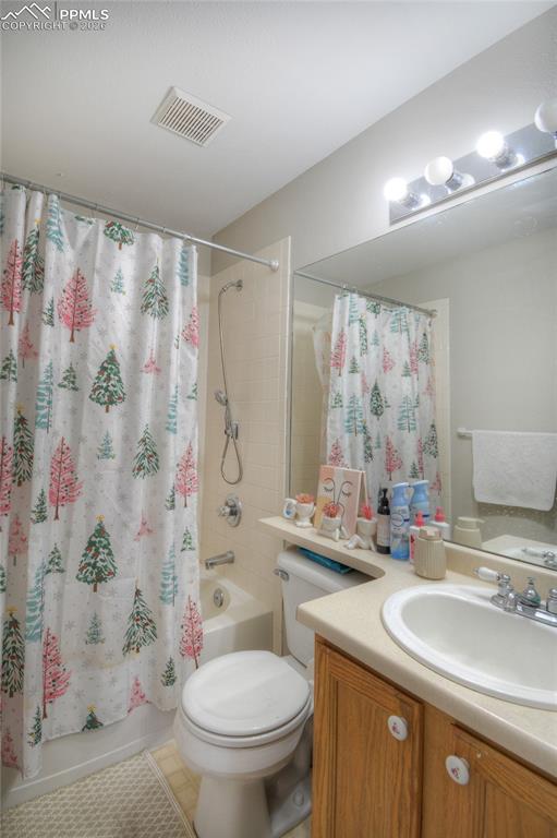 Image 12 of 16: Bathroom