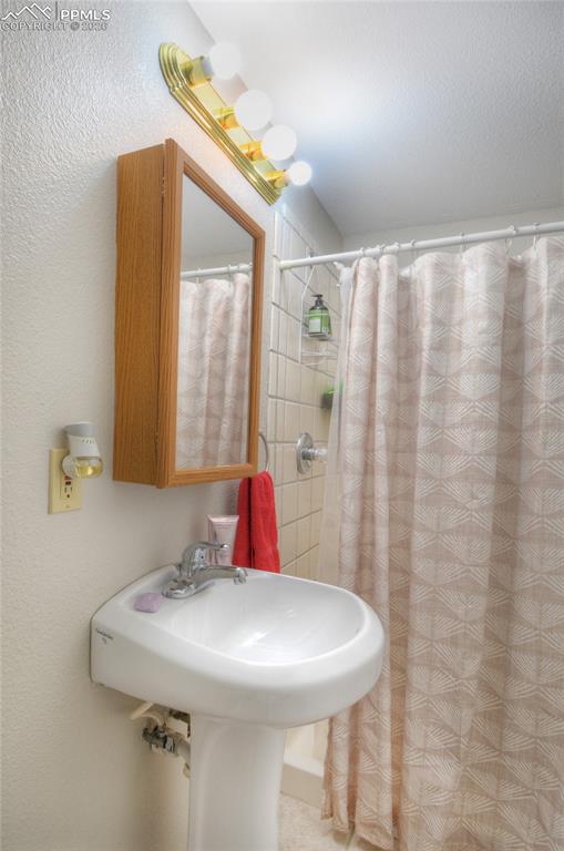 Image 15 of 16: Bathroom