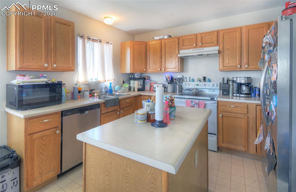 Image 4 of 16: Kitchen