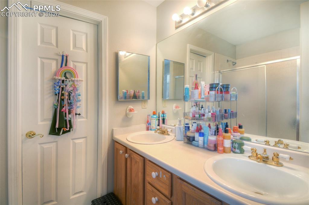 Image 8 of 16: Bathroom