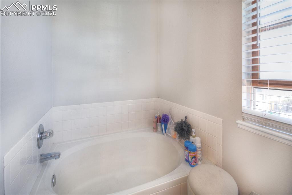 Image 9 of 16: Bathroom