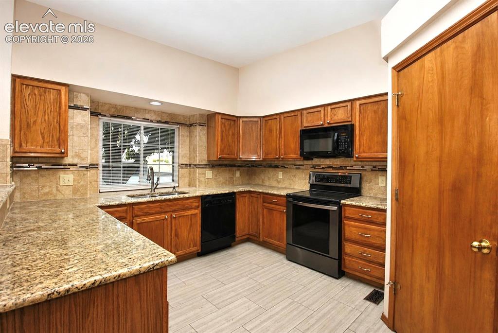 Image 13 of 36: Kitchen