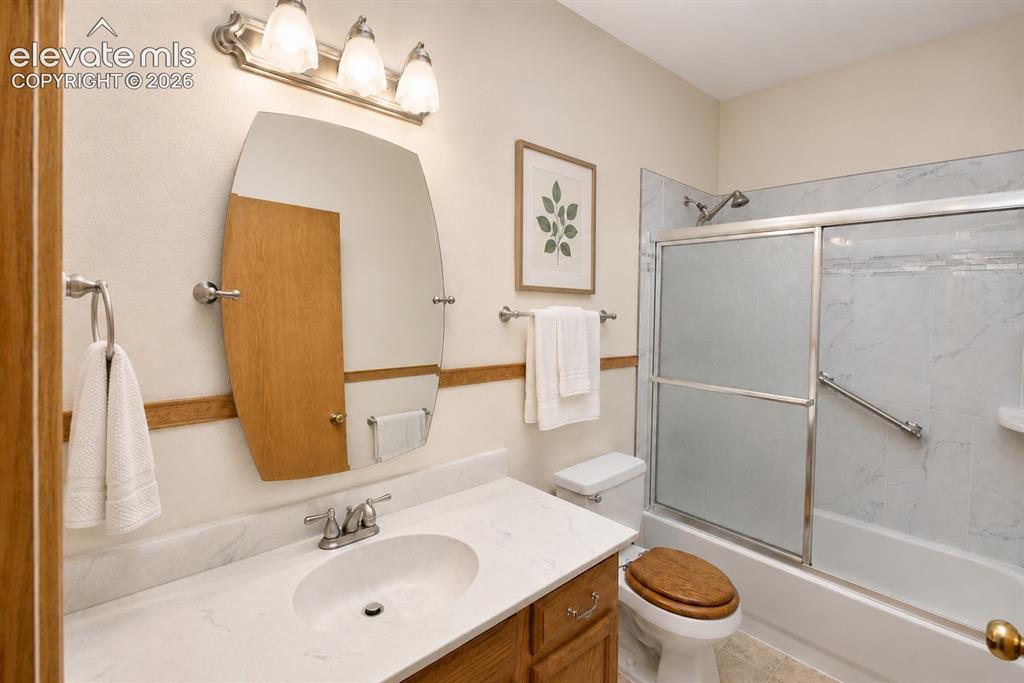 Image 22 of 36: Bathroom