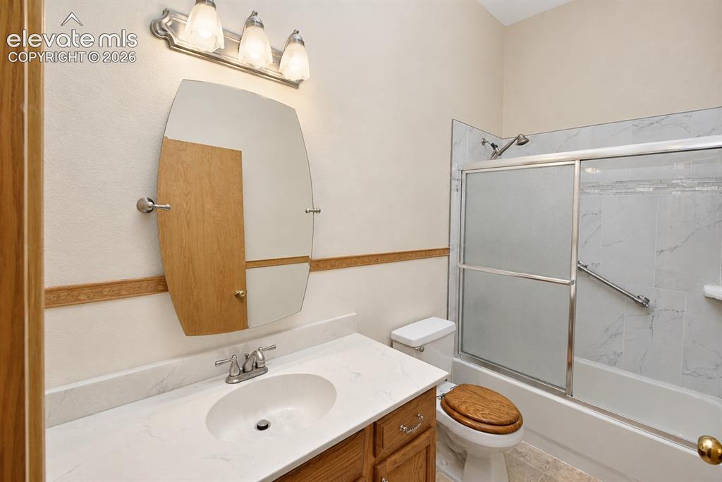Image 23 of 36: Bathroom