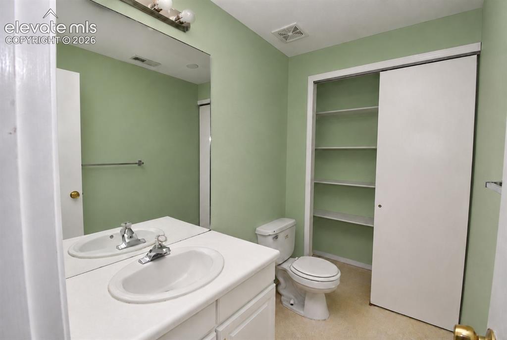 Image 31 of 36: Bathroom