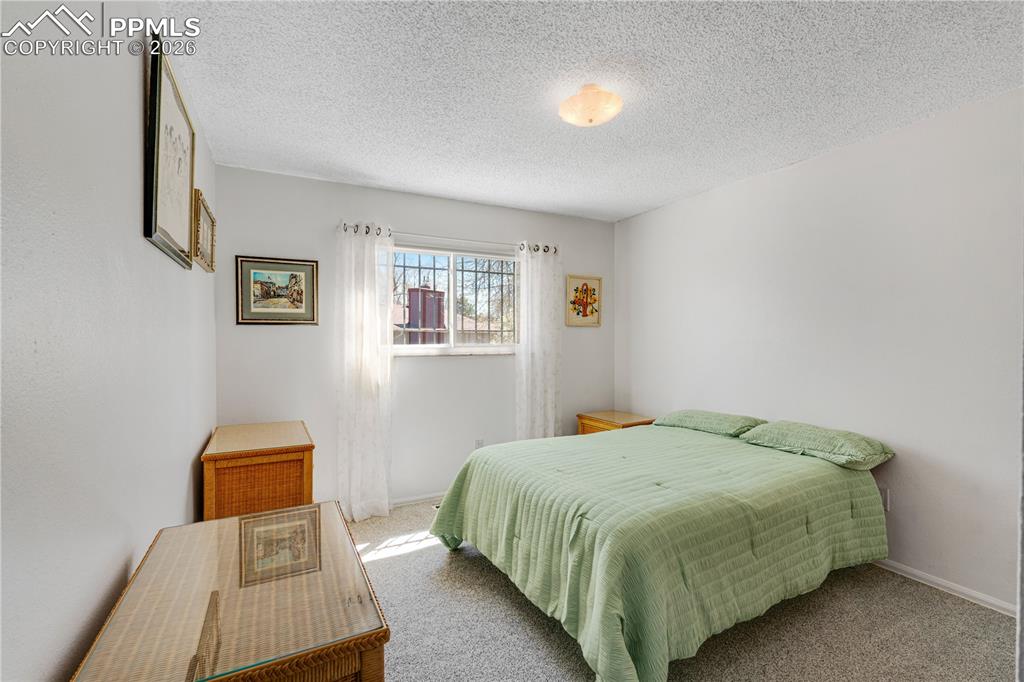 Image 21 of 47: Kitchen