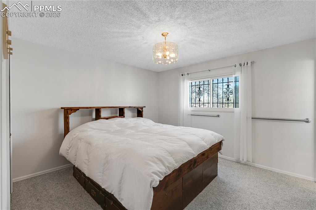 Image 23 of 47: Kitchen