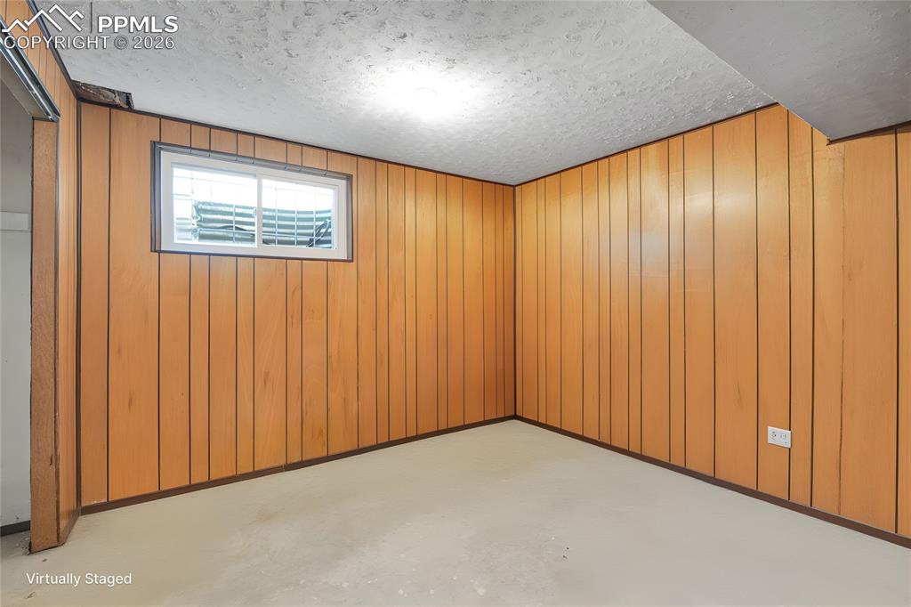 Image 36 of 47: Laundry