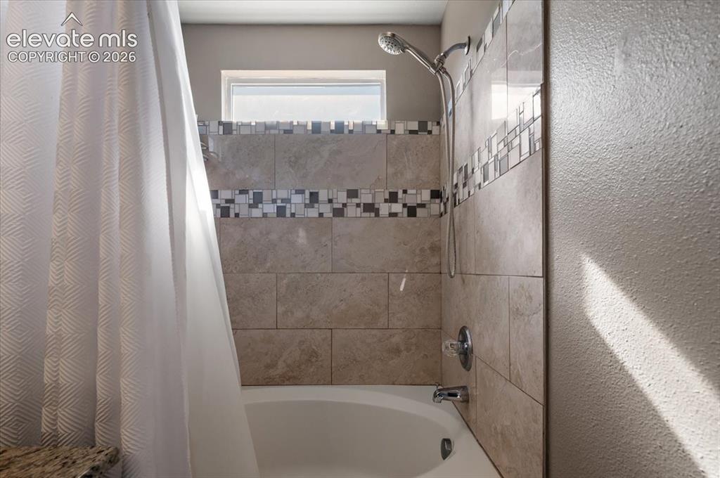 Image 13 of 25: Primary Soaking tub/Showrt