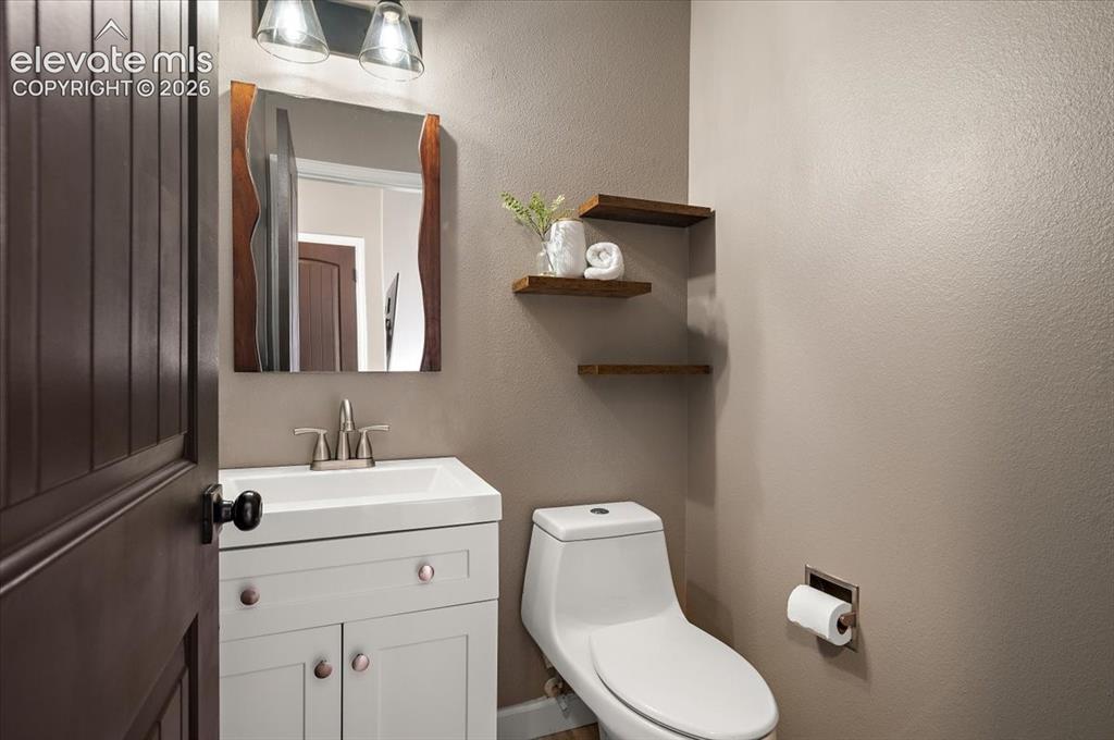 Image 17 of 25: Main Floor 1/2 bath