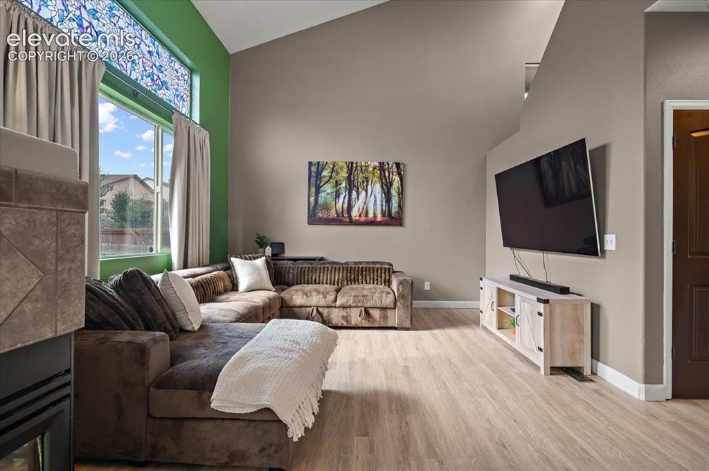 Image 4 of 25: Living Room