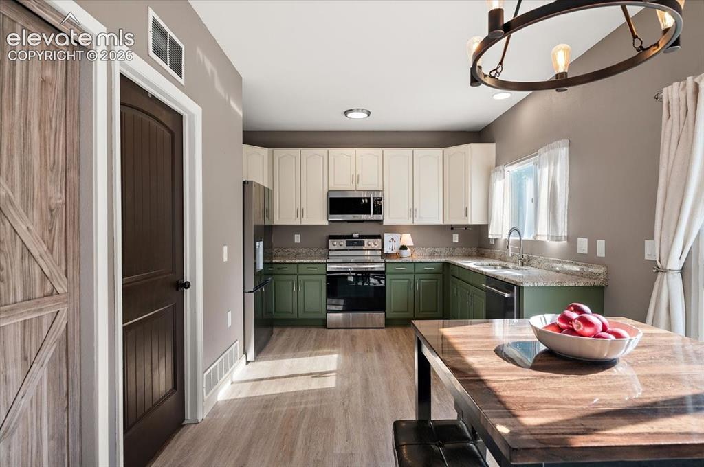 Image 7 of 25: Kitchen