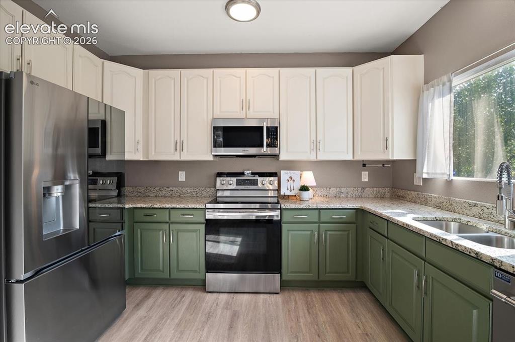 Image 8 of 25: Kitchen