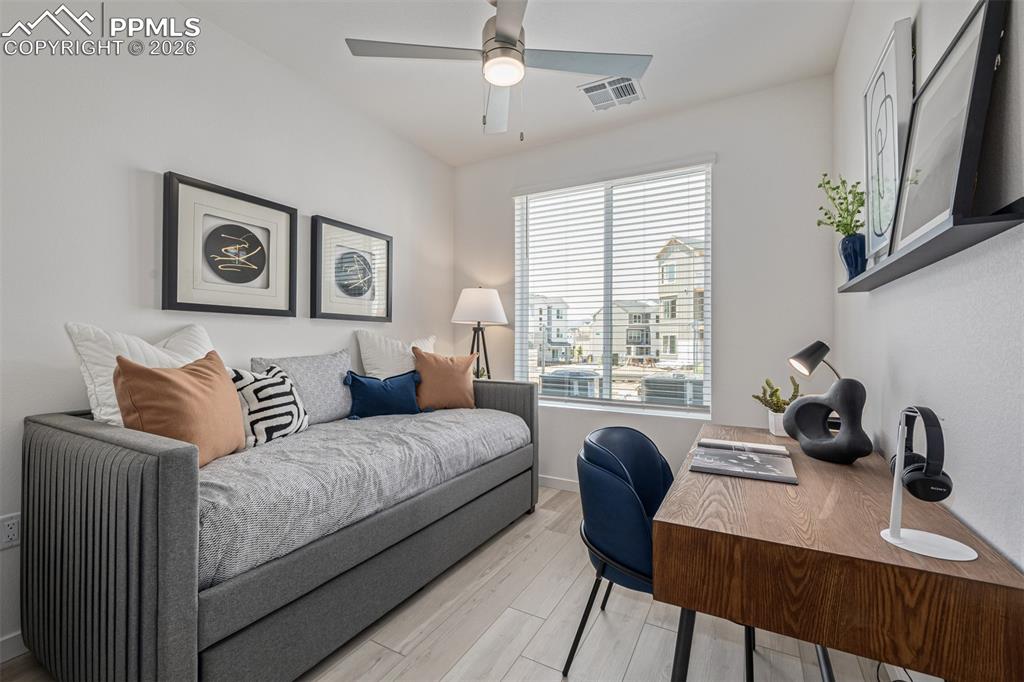 Image 20 of 27: Office