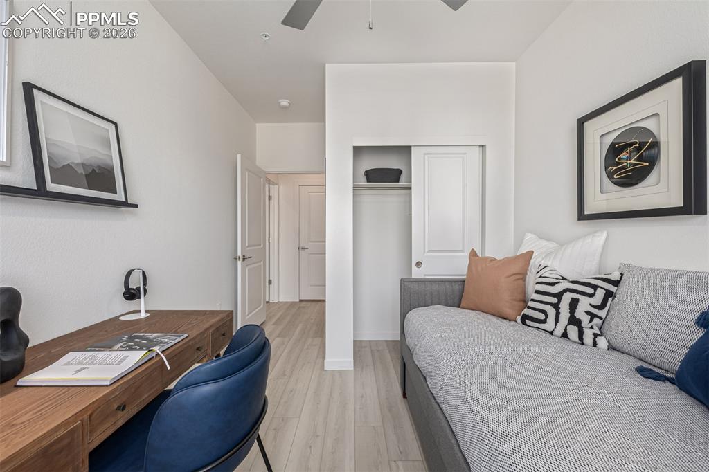 Image 21 of 27: Office