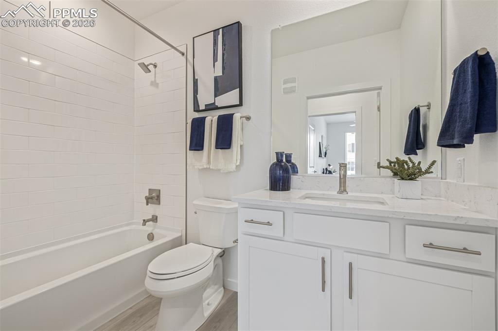 Image 23 of 27: Bathroom