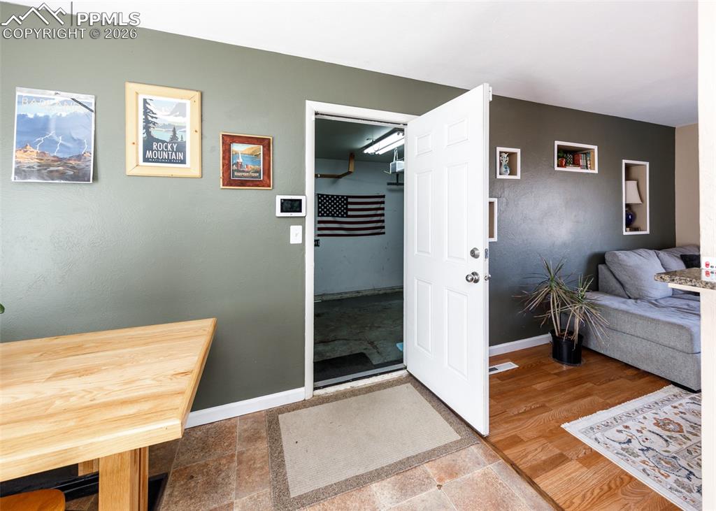 Image 22 of 39: Garage