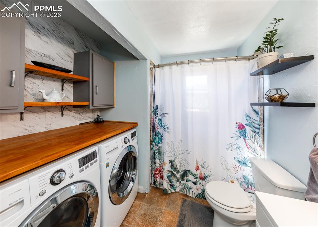 Image 38 of 39: Bathroom