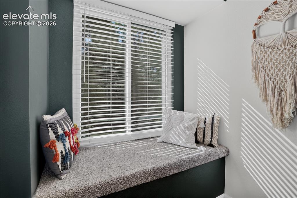 Image 10 of 20: Window seat in primary