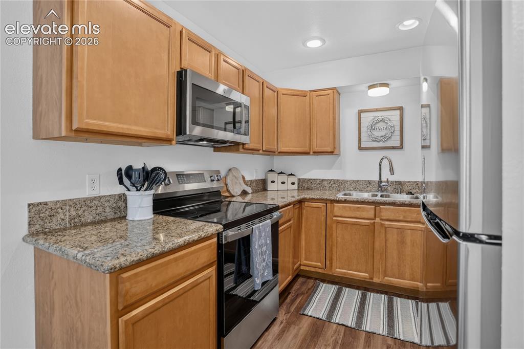 Image 7 of 20: Granite counters