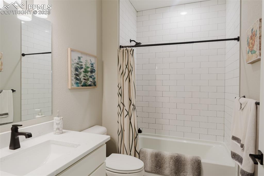 Image 17 of 31: This pretty second main-floor full bath has a tub/shower combo and a quartz