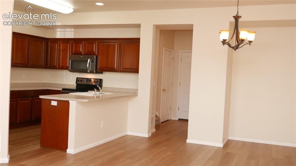Image 3 of 18: Kitchen