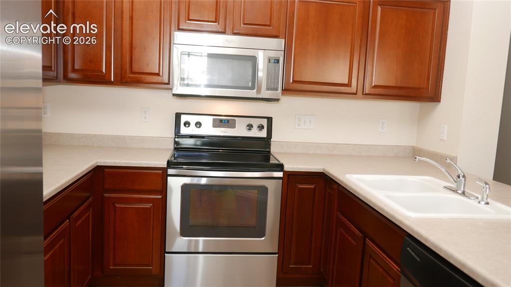 Image 6 of 18: Kitchen