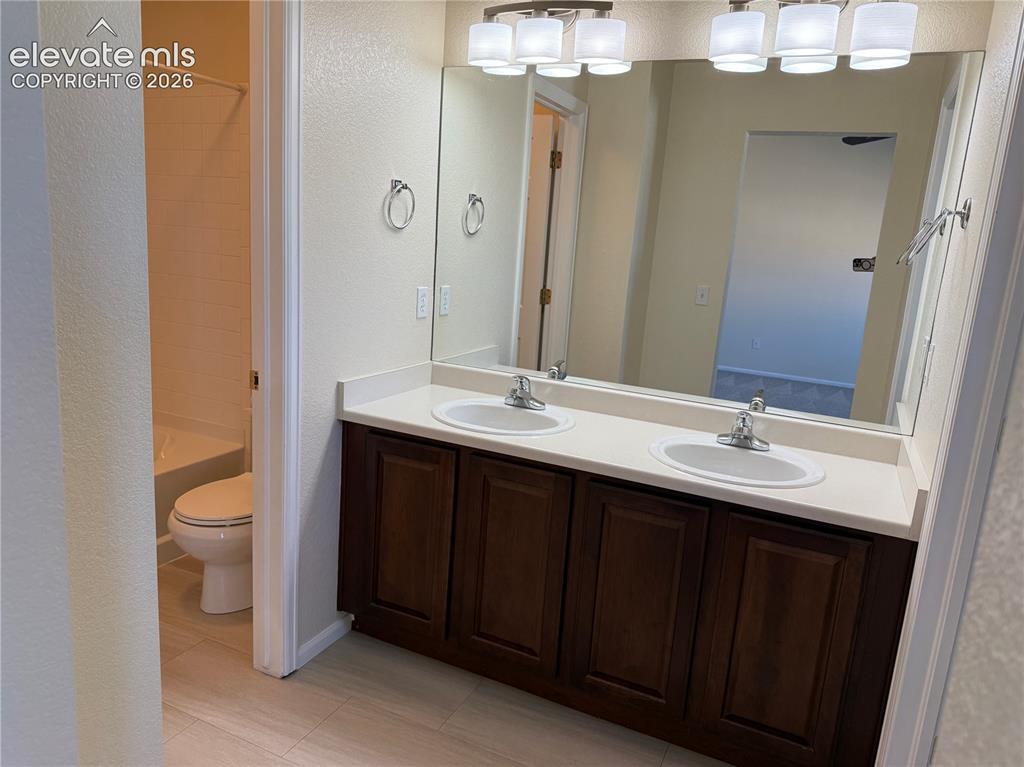 Image 9 of 18: Bathroom
