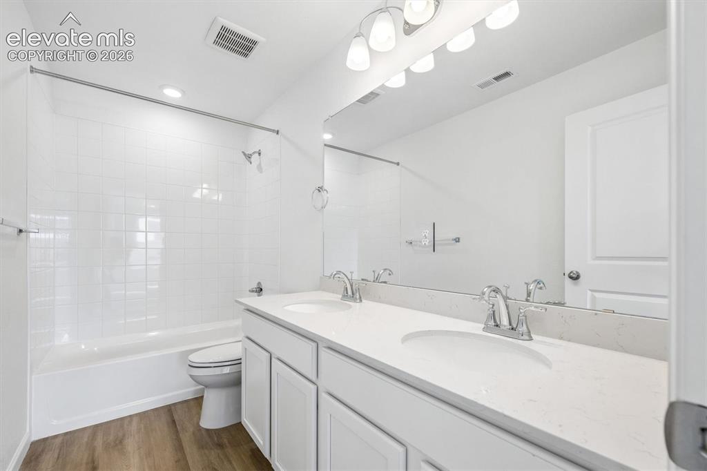 Image 10 of 24: Bathroom