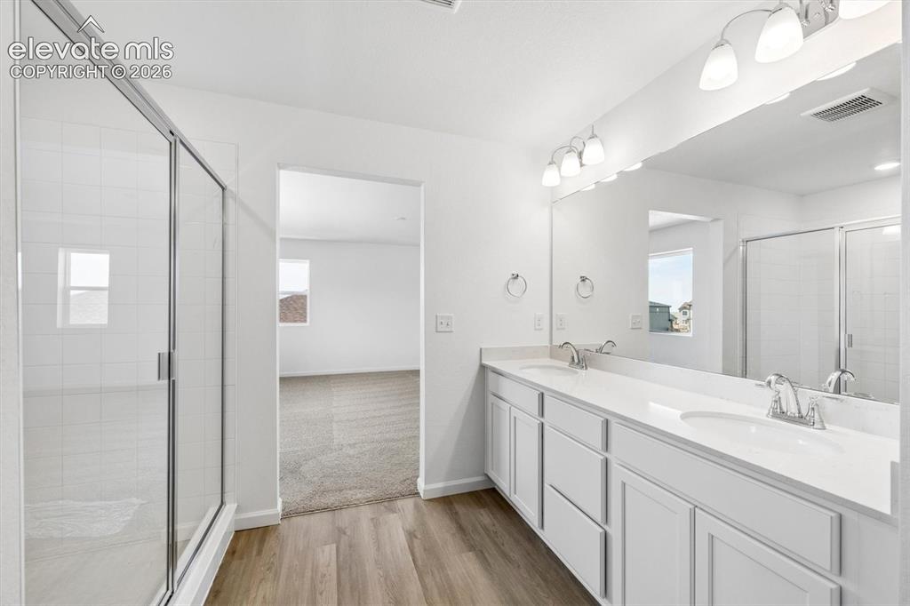 Image 14 of 24: Bathroom