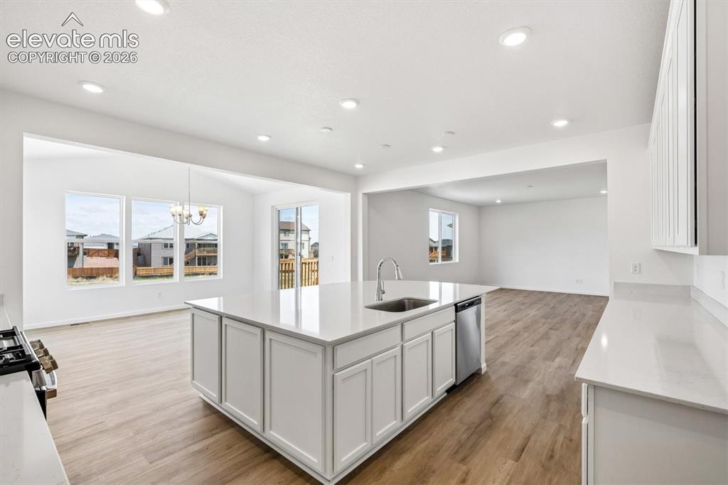 Image 7 of 24: Kitchen