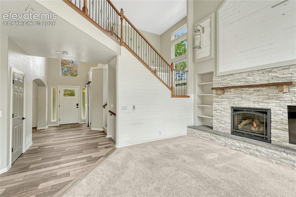 Image 8 of 50: Living Room